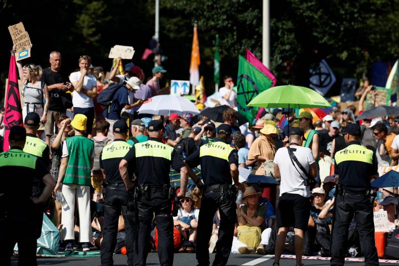 إحتجاجات تتعلق بالمناخ في هولندا.. واحتجاز 500 ناشطًا