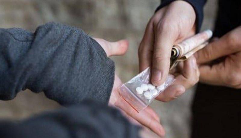 يروّج المخدرات في مناطق جبل لبنان.. وهذا ما ضُبط في حوزته