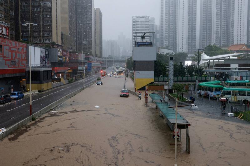 هونغ كونغ تغلق المدارس بعد تحذير من سقوط أمطار غزيرة