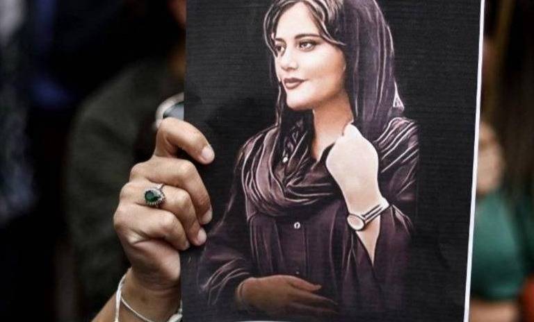 قوات الأمن الإيرانية تطلق سراح والد مهسا أميني بعد تحذيره