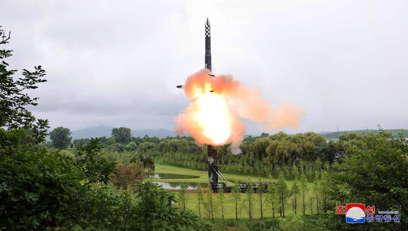 كوريا الشمالية أطلقت صاروخا باليستيا مع وجود كيم في روسيا