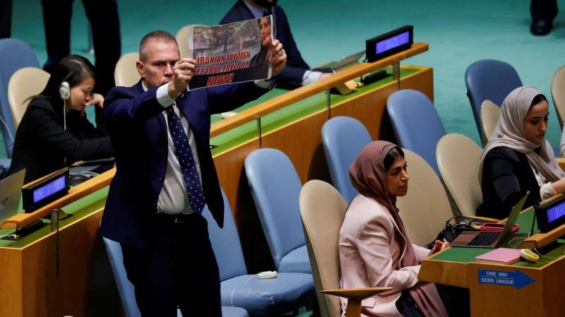بالفيديو- توقيف مندوب اسرائيل لدى الأمم المتحدة بعد احتجاجه على كلمة رئيسي