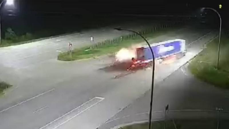 بالفيديو.. انفجرت سيارته بعدما اصطدمت بشاحنة