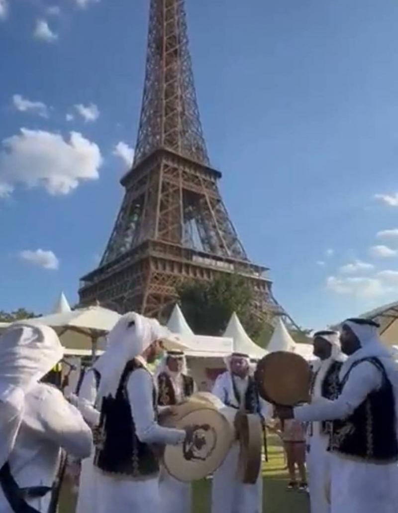 فرقة سعودية تؤدي العرضة أمام برج إيفل (فيديو)