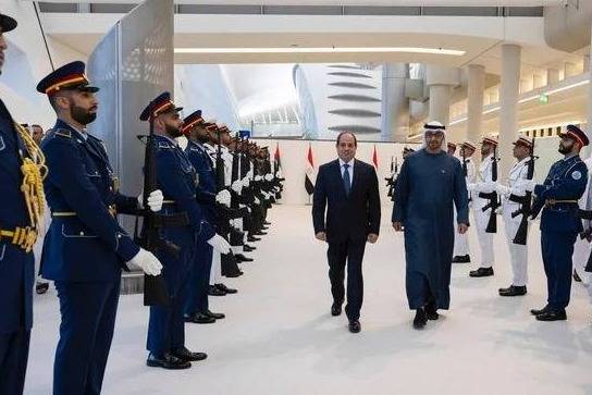 الرئيس الإماراتي يبحث مع نظيره المصري علاقات البلدين
