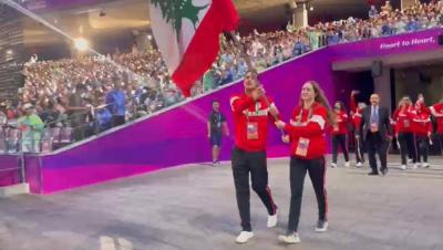 العلم اللبناني يرفرف في سماء 