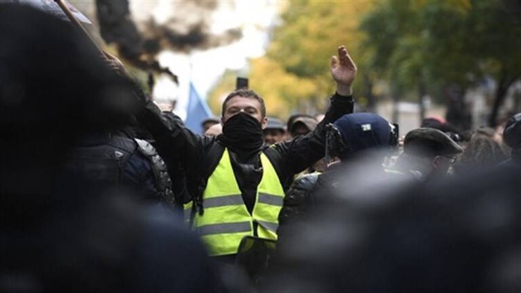 محتجون يهاجمون سيارة للشرطة في باريس
