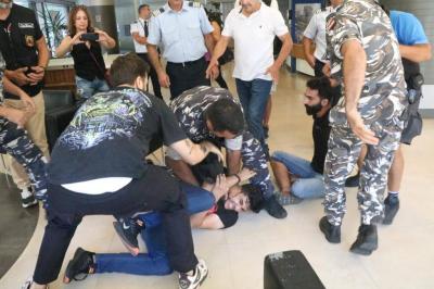 طلاب يقتحمون مبنى "الميدل ايست" للمطالبة بمستحقات الجامعة اللبنانية