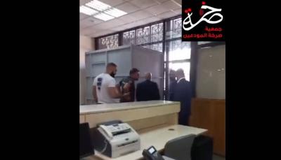 بالفيديو - مودع يحصل على وديعته بالقوّة بعد أن اقتحم بنك 