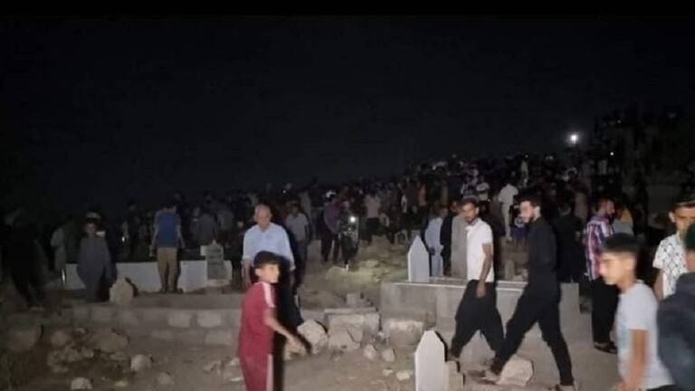 بالفيديو.. صوت من داخل قبر يثير ضجة ويحشد المئات في العراق