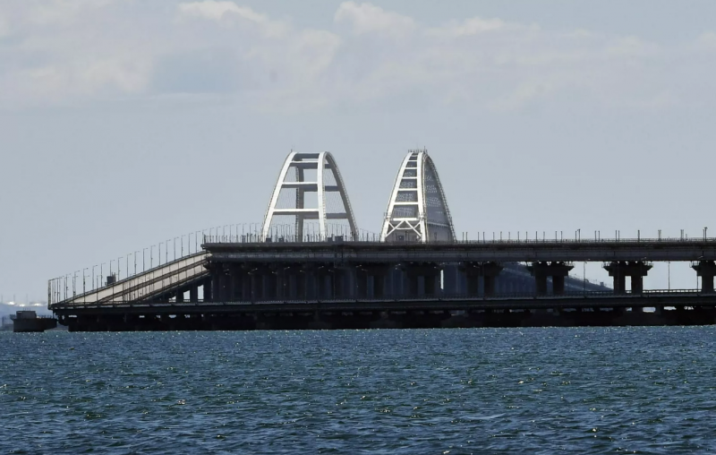 روسيا تعلق حركة السيارات على جسر القرم