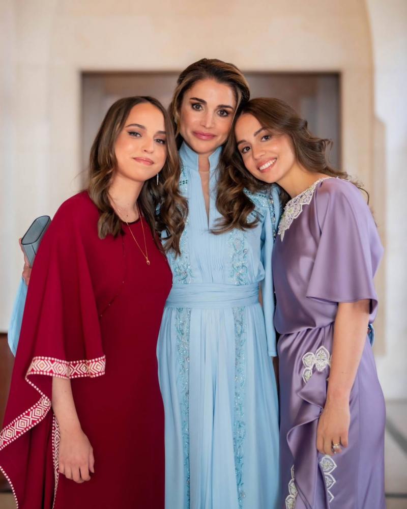 الملكة رانيا تعايد ابنتيها.. 