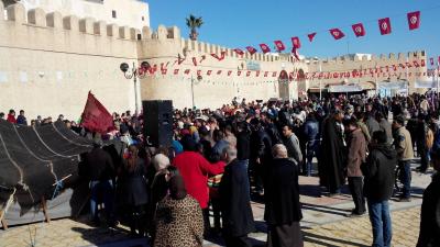 عشرات الآلاف يتدفقون على مدينة القيروان التونسية للاحتفال بالمولد النبوي