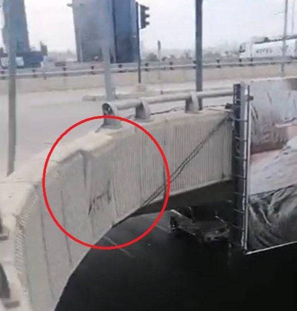 انتبهوا... خطر يهدّد السيارات عند جسر ضبية! (فيديو)