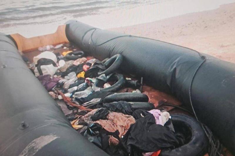 البحر يجرف قارب مهاجرين للشاطئ في إسرائيل