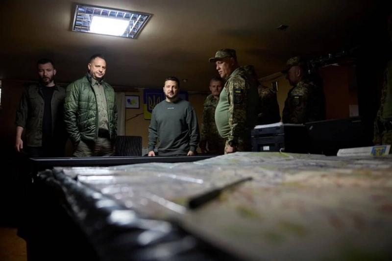 زيلينسكي يزور القوات المقاتلة في شمال شرق أوكرانيا