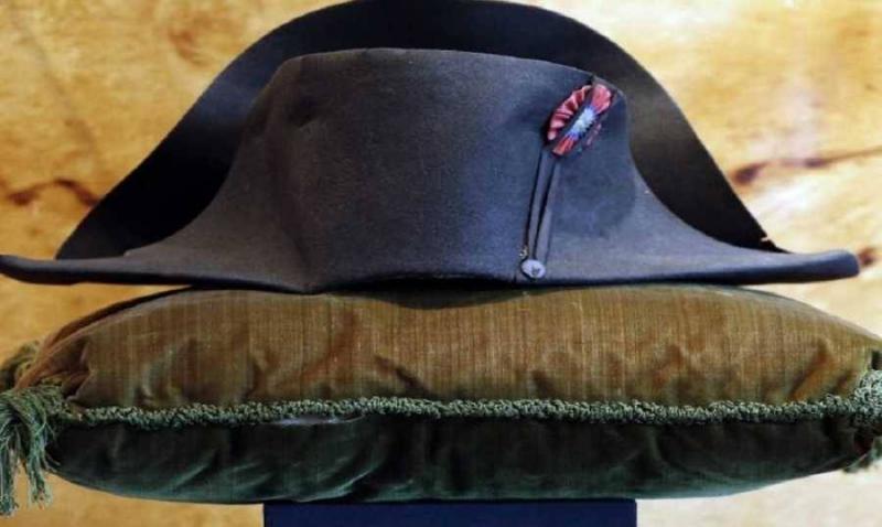 قبعة لنابليون بونابارت للبيع في مزاد في باريس