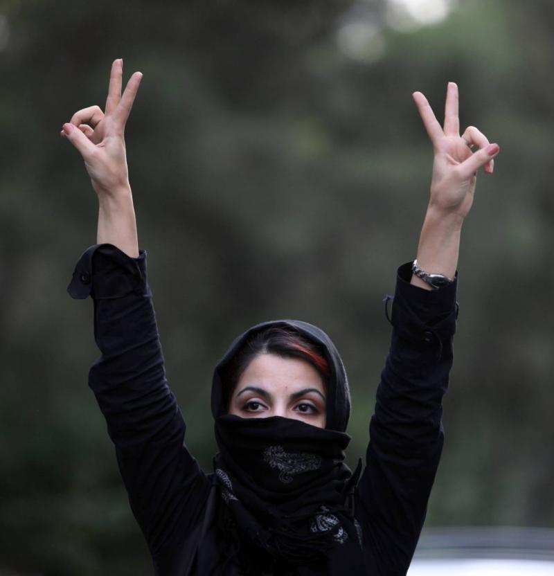 كيف تعامل إيران النساء؟