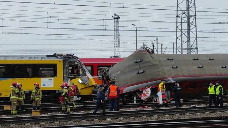 تصادم قطارين وجها لوجه في بولندا (صور)