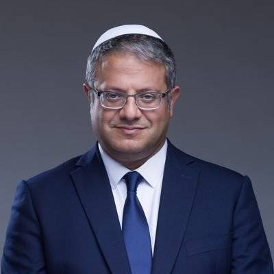 بالفيديو - بن غفير يوزع الاسلحة على المستوطنين في الضفة