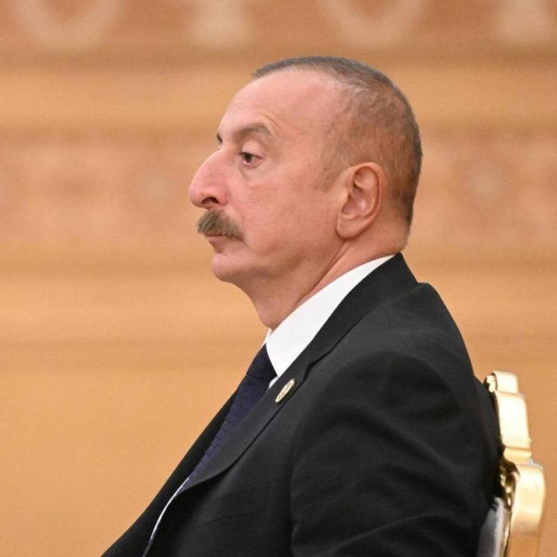 رئيس أذربيجان يرفع علم بلاده في كاراباخ