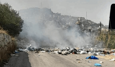 قطع طريق في المنية بالنفايات إحتجاجًا على عدم رفعها