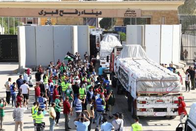 وصول أول قافلة شاحنات محملة بالمساعدات إلى غزة عبر رفح من مصر