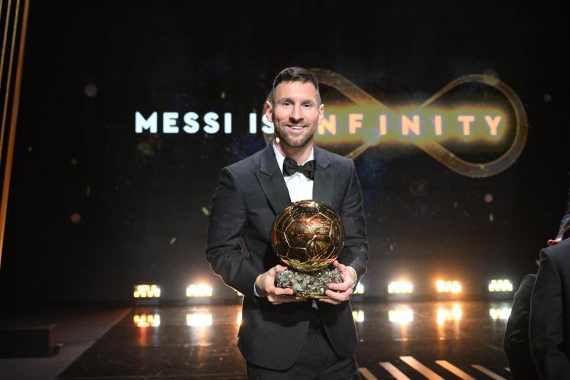 ميسي قائد الأرجنتين يفوز بالكرة الذهبية لأفضل لاعب في العالم للمرة الثامنة- فيديو