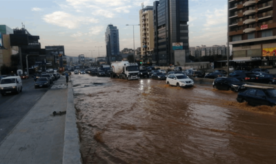 بالصور - إنفجار قسطل مياه على أوتوستراد الضبية... وزحمة سير خانقة