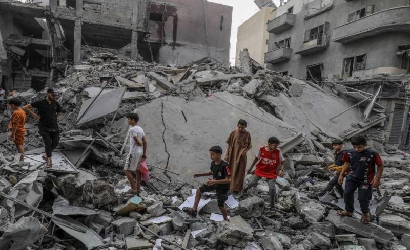 مسؤولو الخدمات الطبية في غزة يلجأون إلى المتطوعين