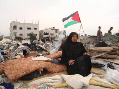 الغزاويون يكافحون تحت القصف لمعرفة أخبار أحبائهم مع عودة الاتصالات تدريجياً