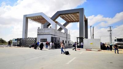 مسؤول فلسطيني: دخول فريق طبي وشاحنات تحمل مساعدات لغزة