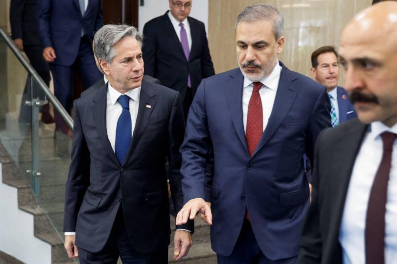 لماذا رفض وزير الخارجية التركي معانقة نظيره الأميركي؟