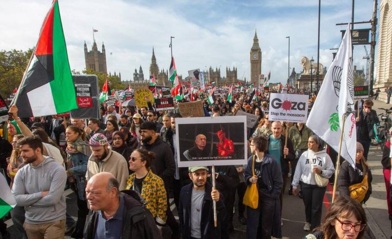 إحتجاجات حاشدة في عدة مدن كبرى للمطالبة بوقف إطلاق النار في غزة