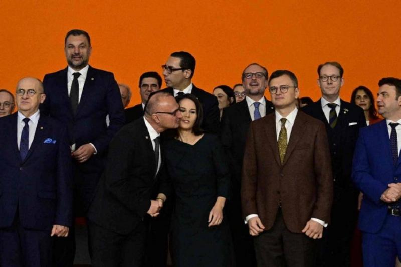 وزير خارجية كرواتيا يثير جدلا بمحاولته تقبيل نظيرته الألمانية
