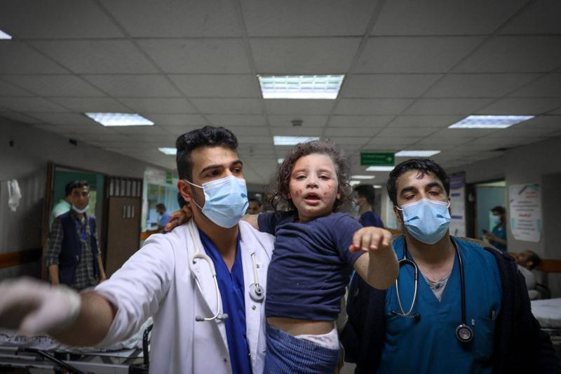 طبيب يودع أسرته عند معبر رفح ويعود لعلاج الجرحى في غزة