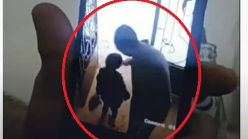 بالفيديو.. أربعيني يتحرش بطفلة في مصر