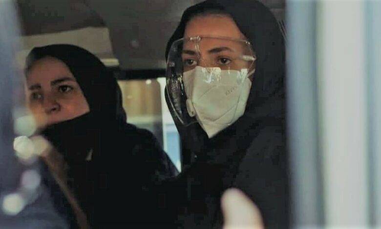 نظرة بألف معنى.. تعليقات الجمهور على صور إيمي ودنيا في جنازة سمير غانم