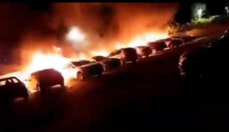 المواجهات تتجدد مع إحراق سيارات ومطعم.. ورئيس بلدية اللد: فقدنا السيطرة