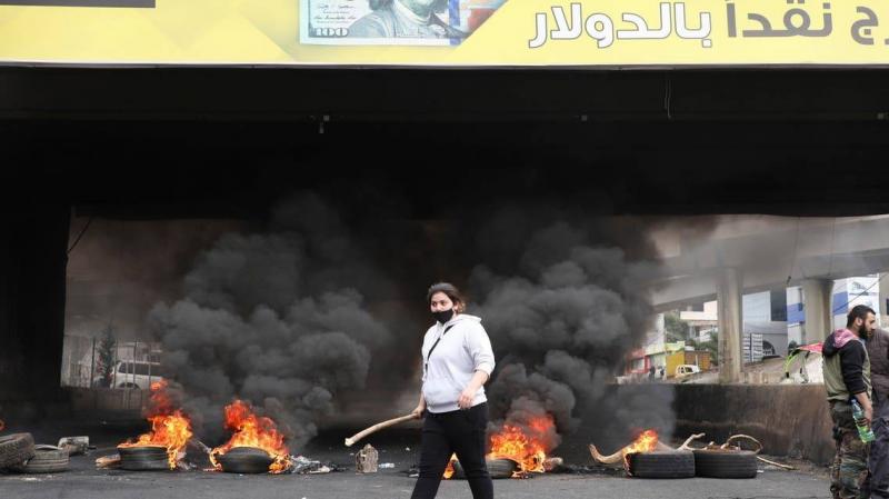 أزمة لبنان المتفاقمة .. المصرف المركزي يتيح سحب ما يعادل 800 دولار شهريًا