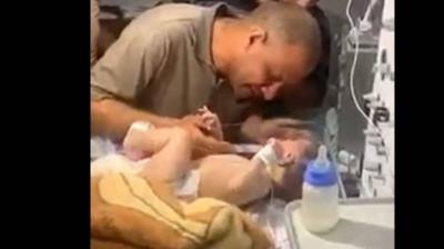 فيديو محزن.. فلسطيني يفقد عائلته وينجو رضيعه الوحيد