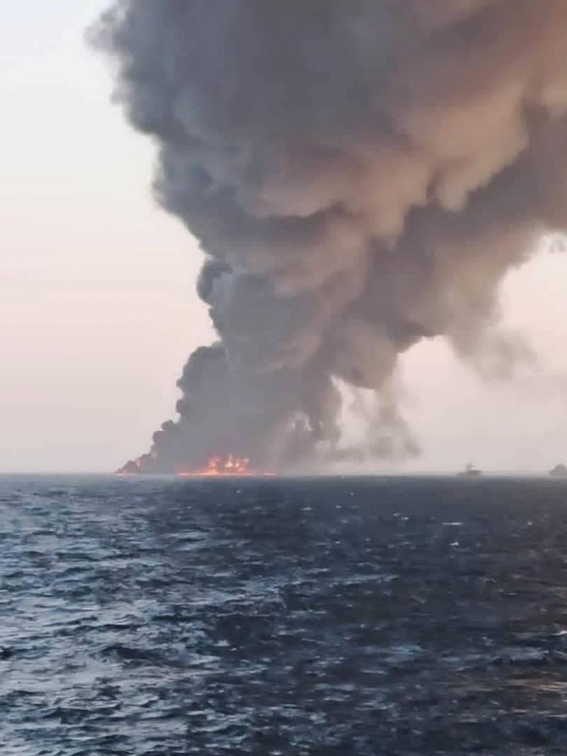 بالصور.. غرق أكبر سفينة دعم لوجستي للجيش الإيراني بعد اندلاع حريق فيها