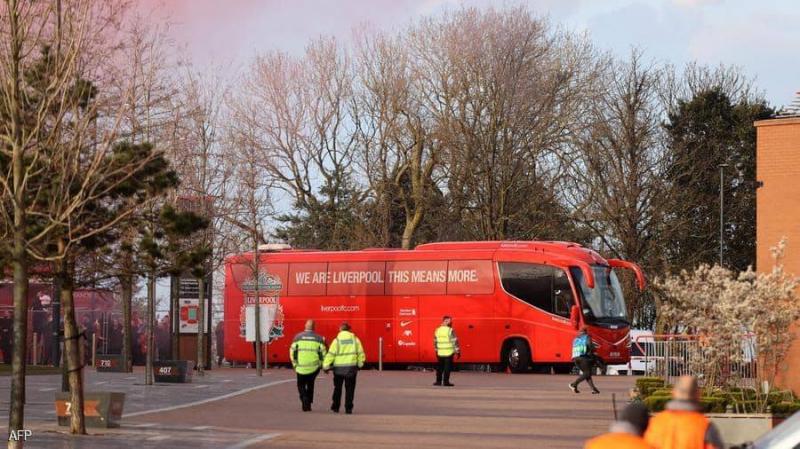 بالصور.. إيقاف حافلة ليفربول المتجهة للملعب من سيارات مجهولة
