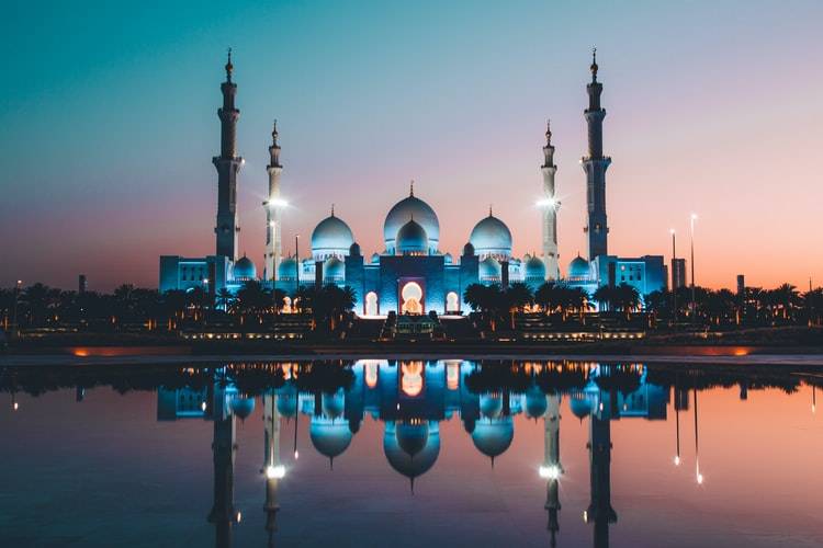 أبوظبي تفتح أبوابها أمام حركة السياحة الدولية