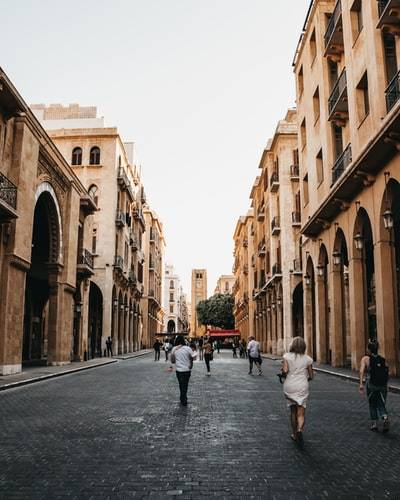 بلد عربي يغرق نحو إحدى أشد الأزمات العالمية حدّة وسط تقاعس متعمّد