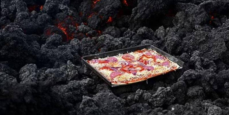 بالصور.. رجل مغامر يطهو البيتزا على الحمم البركانية!
