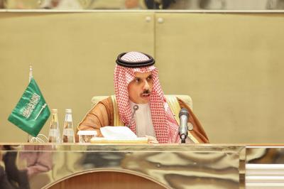 فيديو لبن فرحان خلف ولي العهد السعودي يثير تفاعلًا
