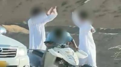 كسرا عصا على رأسه.. توقيف شابين ضربا مقيماً في سلطنة عمان