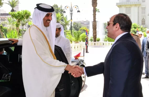 أمير قطر يزور مصر لبحث إنهاء القصف على غزة