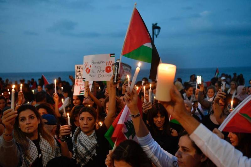 إضاءة شموع تضامنا مع غزة في بيروت (صور)